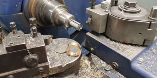 Der Beginn der Entstehung Ihrer Trauringe ist ein Rohling in Ihrem gewünschten Edelmetall.
