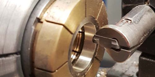 Die von Ihnen gewünschte Innenbombierung wird von Hand an einer Drehbank mit einem Diamantwerkzeug abgedreht.