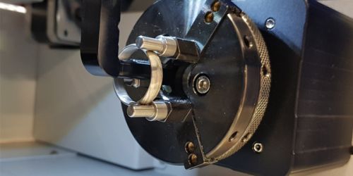Die Gravur erfolgt durch eine Graviermaschine, die mit einem kleinen Diamanten Ihren Gravurwunsch aufbringt.